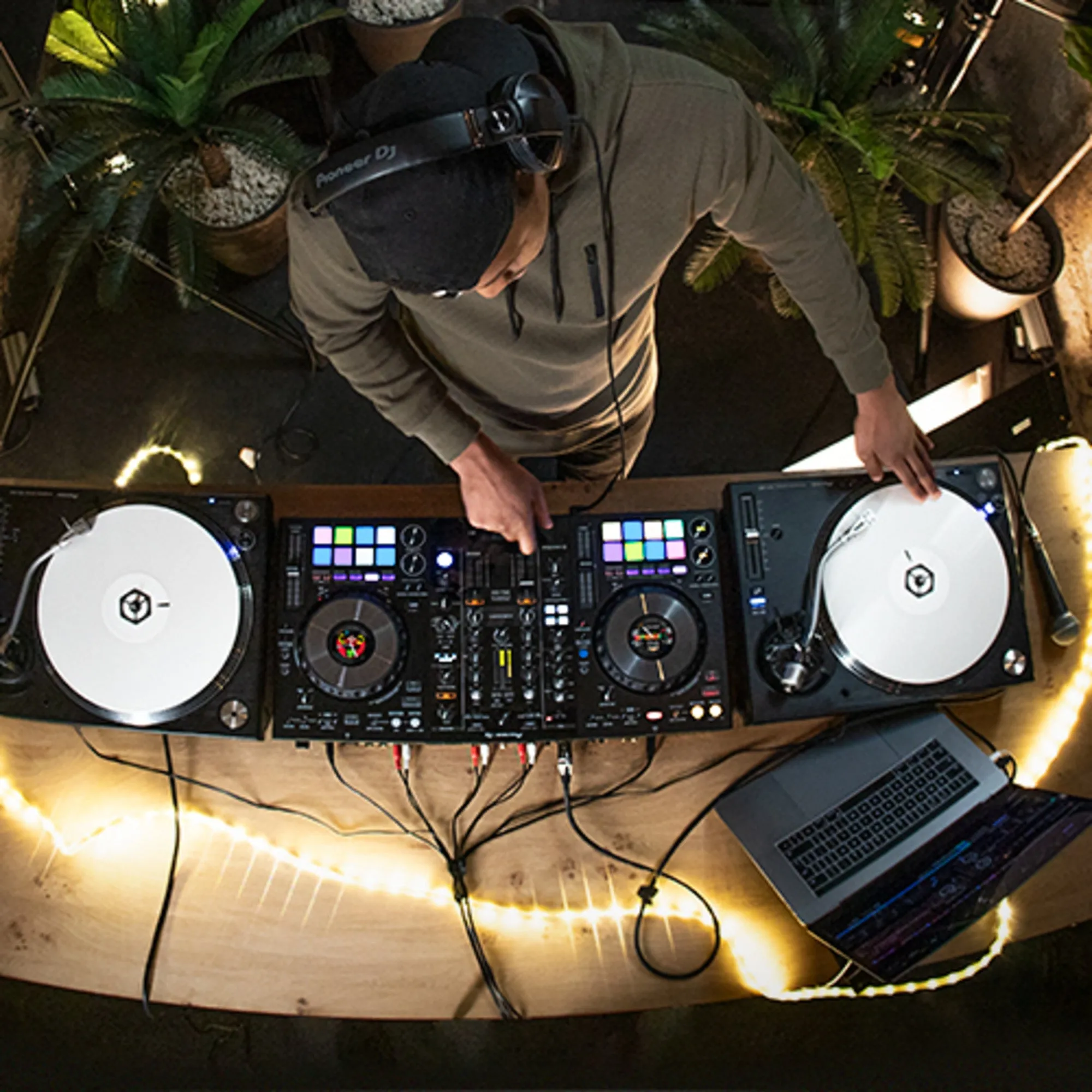 Pioneer DJ DDJ-800 2-Channel Performance DJ Controller for Rekordbox, Professional Audio Interface Mixer DJ Equipment